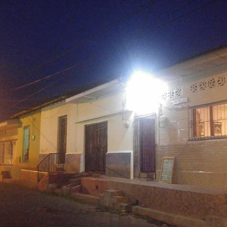 Casa Nica Leon Hostel Buitenkant foto