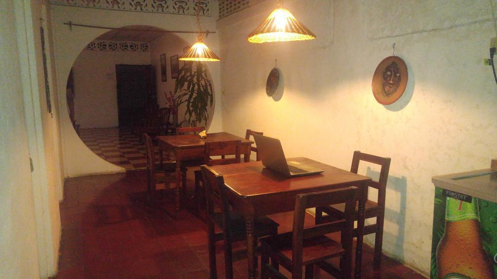 Casa Nica Leon Hostel Buitenkant foto