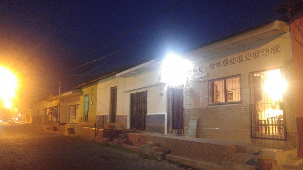 Casa Nica Leon Hostel Buitenkant foto