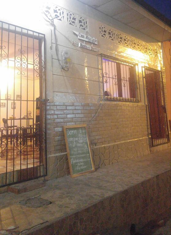 Casa Nica Leon Hostel Buitenkant foto