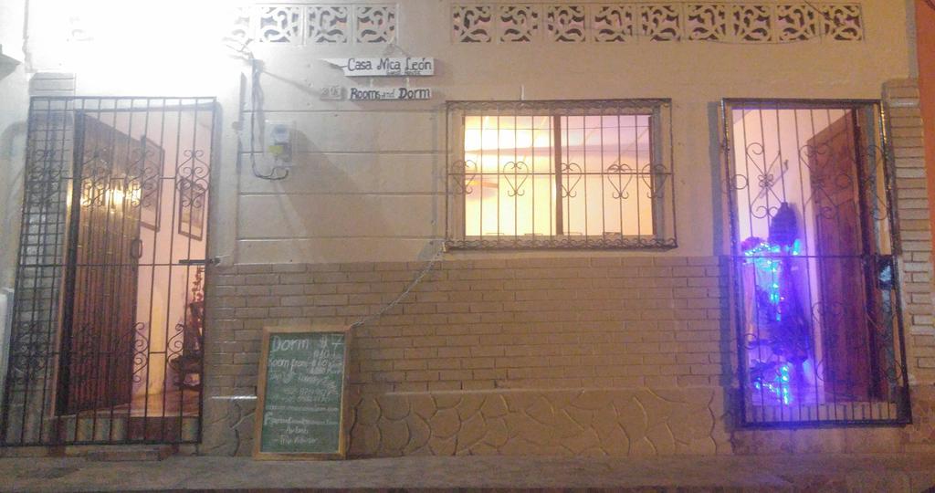 Casa Nica Leon Hostel Buitenkant foto